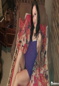 Brunette babe shows all of her good bits