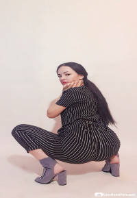 Sexy office worker teases with her perfect ass